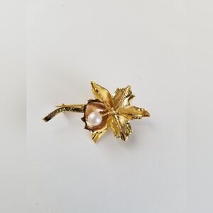VTG Fine Detail 18K Gold 3D Orchid Brooch Pin Cultured Pearl 3.18 gm  1.5" X 1"
